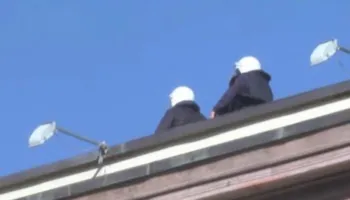 Tensionet në protestë! Qytetarët marshojnë drejt Kryeministrisë, policia hedh gaz lotsjellës nga tarraca e Ministrisë së Brendshme
