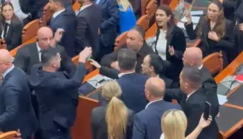 Tensionet në seancë, PS kërkon përjashtim nga Kuvendi për 20 deputetë të PD