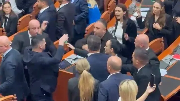Tensionet në seancë, PS kërkon përjashtim nga Kuvendi për 20 deputetë të PD