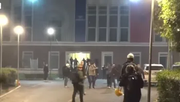 Tensionet në selinë blu, Policia: Na sulmuan me molotovë, përdorëm gaz lotsjellës