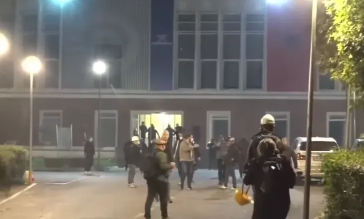 Tensionet në selinë blu, Policia: Na sulmuan me molotovë, përdorëm gaz lotsjellës