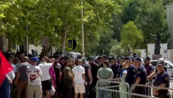 Tensionet para Kuvendit, 11 protestues përfundojnë në komisariat pas përplasjes me policinë