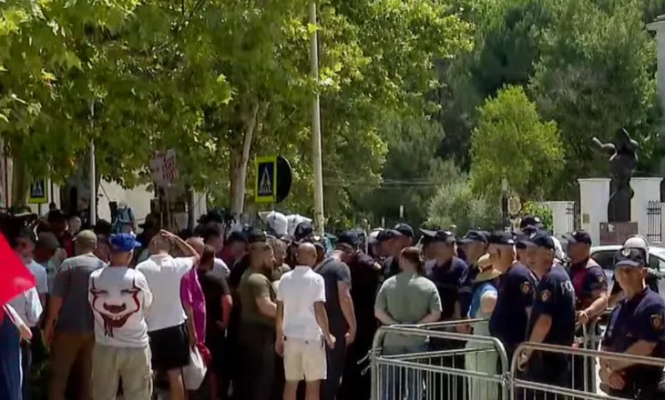 Tensionet para Kuvendit, 11 protestues përfundojnë në komisariat pas përplasjes me policinë