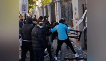 Tensionet tek protesta e studentëve në Rrugën e Durrësit, qeveria urdhëron administratën të shkojë në shtëpi. Masa për ruajtjen e linjave elektrike në zonë