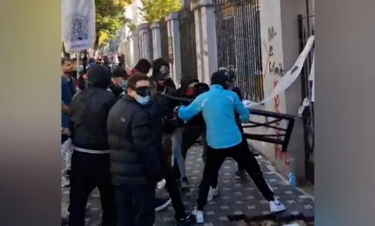 Tensionet tek protesta e studentëve në Rrugën e Durrësit, qeveria urdhëron administratën të shkojë në shtëpi. Masa për ruajtjen e linjave elektrike në zonë
