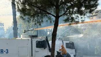 Tensionet zhvendosen drejt Parkut Rinia, policia shpërndan protestuesit nga Bulevardi