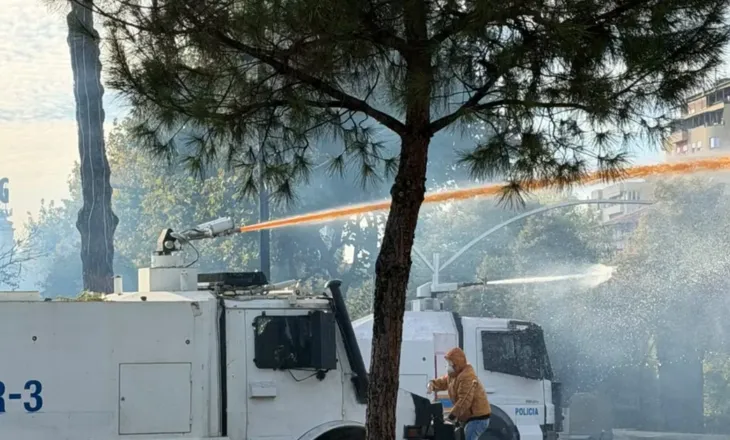 Tensionet zhvendosen drejt Parkut Rinia, policia shpërndan protestuesit nga Bulevardi