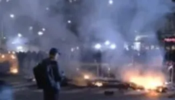 Tensionet zhvendosen në rrugën e Dibrës, protestuesit dëmtojnë semaforët dhe ndezin zjarre në koshat e mbeturinave