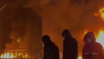 Tensionet zhvendosen te Komisariati nr. 2, protestuesit rrethojnë godinën