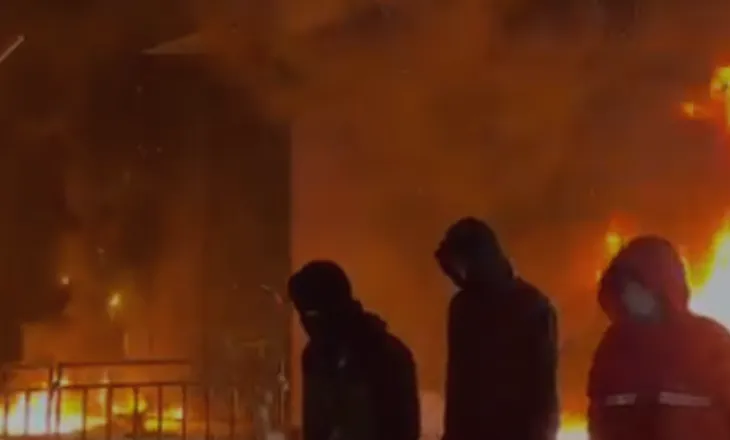 Tensionet zhvendosen te Komisariati nr. 2, protestuesit rrethojnë godinën