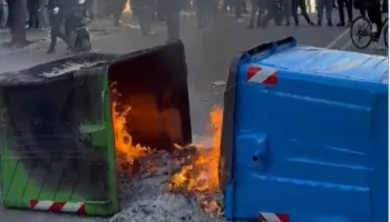 Tensionohet protesta para Ministrisë së Arsimit, protestuesit u vënë flakën koshave të mbeturinave