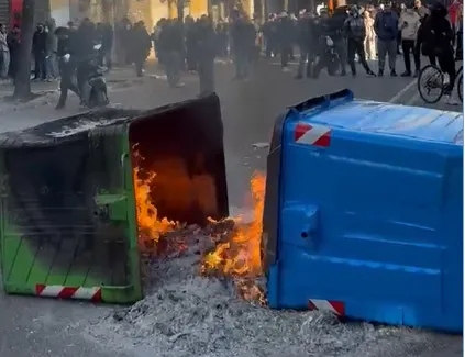 Tensionohet protesta para Ministrisë së Arsimit, protestuesit u vënë flakën koshave të mbeturinave