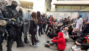 Tensionohet situata, disa vajza shtrihen në rrugë për të bllokuar policinë