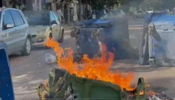 Tensionohet situata në Elbasan, protestuesit i vënë flakë kazanëve të mbeturinave