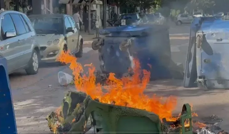 Tensionohet situata në Elbasan, protestuesit i vënë flakë kazanëve të mbeturinave