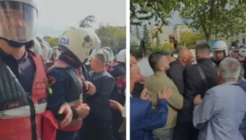 Tensionohet situata në protestën para Kuvendit, kryebashkiaku i Memaliajt përplaset me policinë (VIDEO)