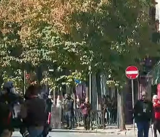 Tensionohet situata në Rrugën e Durrësit, policia hedh gaz lotsjellës drejt protestuesve (VIDEO)