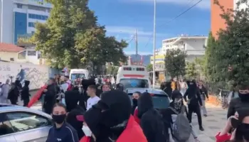 Tensionohet situata në Shkodër, protestuesit sulmojnë sërish godinën e PS