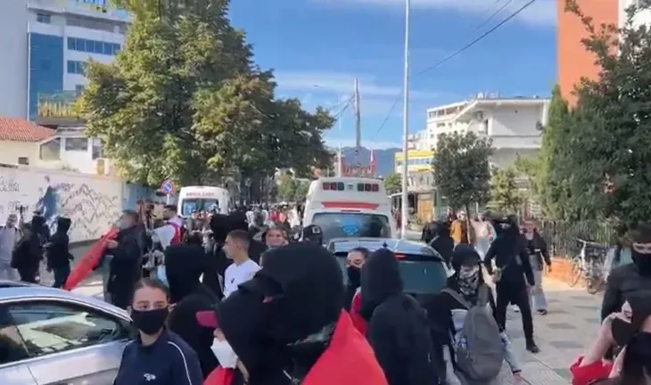 Tensionohet situata në Shkodër, protestuesit sulmojnë sërish godinën e PS
