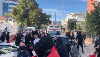 Tensionohet situata në Shkodër, protestuesit sulmojnë sërish zyrat e PS