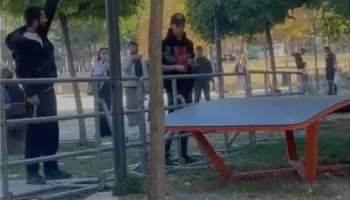 Tensionohet situata para Kuvendit të Kosovës, protestuesit gjuajnë me mjete shpërthyese, Haxhiu apel për qetësi