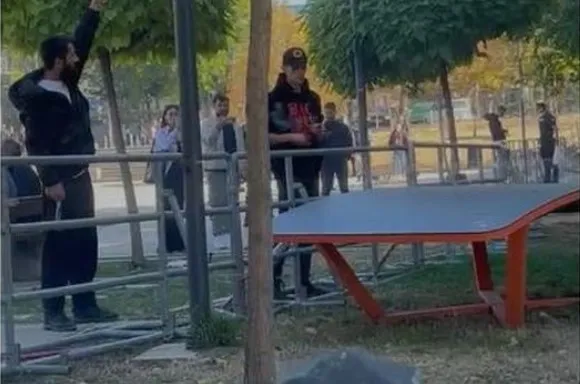 Tensionohet situata para Kuvendit të Kosovës, protestuesit gjuajnë me mjete shpërthyese, Haxhiu apel për qetësi