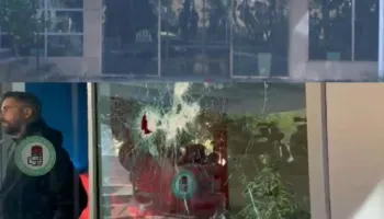 Tensionohet situata, protestuesit gjuajnë me gurë selinë e PS, policia i shpërndan me gaz e ujë (VIDEO)