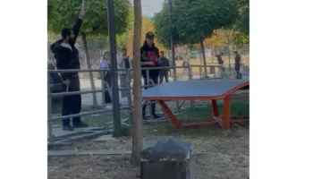 Tensionohet situata, protestuesit gjuajnë me mjete shpërthyese. Kryeparlamentarja Haxhiu apel për qetësi
