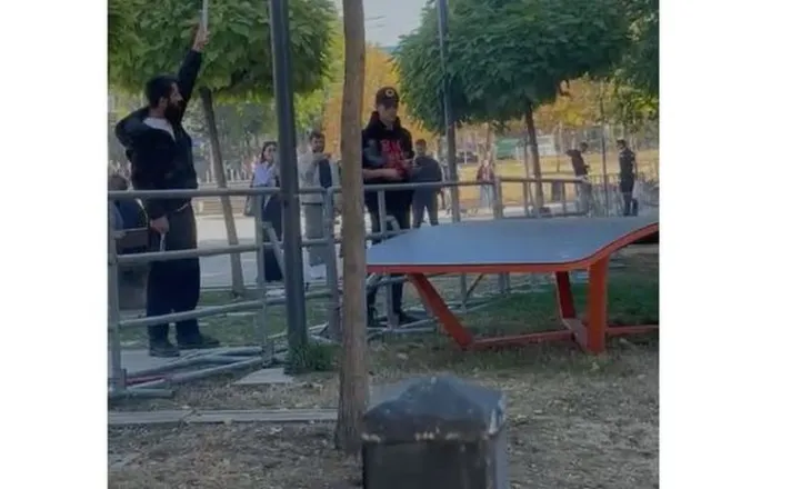 Tensionohet situata, protestuesit gjuajnë me mjete shpërthyese. Kryeparlamentarja Haxhiu apel për qetësi