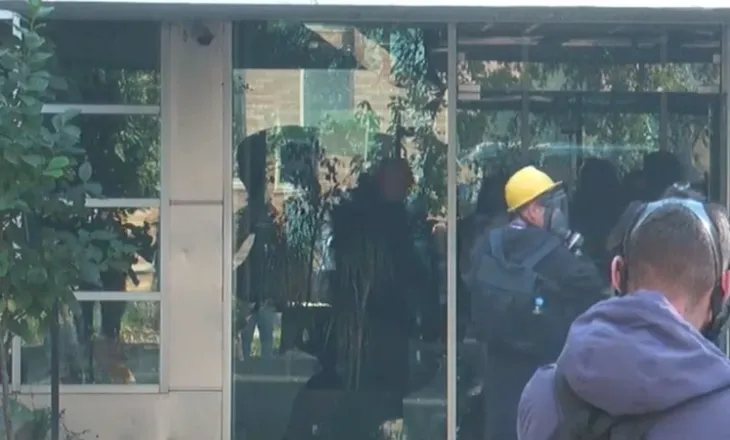 Tensionohet situata, protestuesit sulmojnë me gurë selinë e PS. Policia përgjigjet me gaz lotsjellës dhe ujë me presion