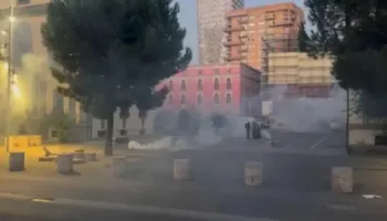 Tensionohet situata, rikthehet dhuna në protestë, Policia hedh gaz lotsjellës dhe i shpërndan! Sulmohet me molotov Ministria e Brendshme
