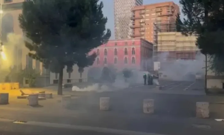 Tensionohet situata, rikthehet dhuna në protestë, Policia hedh gaz lotsjellës dhe i shpërndan! Sulmohet me molotov Ministria e Brendshme