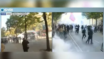 Tensionohet situata te Rruga e Durrësit/ Policia sulmon me ujë dhe gaz lotësjellës, të rinjtë i përgjigjen…