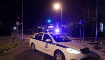 Tentuan t’i arratiseshin Policisë, prangoset çifti shqiptar në Selanik, iu gjenden kokainë dhe armë në makinë!