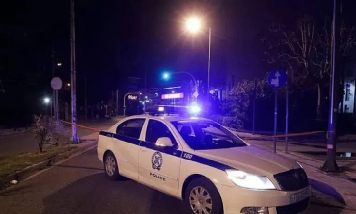 Tentuan t’i arratiseshin Policisë, prangoset çifti shqiptar në Selanik, iu gjenden kokainë dhe armë në makinë!