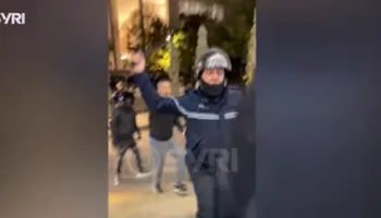 Tërbohet policia/ Shkopinj gome dhe gaz lotsjellës ndaj besimtarëve brenda xhamisë