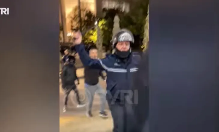 Tërbohet policia/ Shkopinj gome dhe gaz lotsjellës ndaj besimtarëve brenda xhamisë