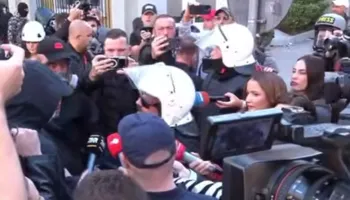 Tërhiqet FNSH nga Ministria, komandati: Edhe unë kam djalin në protestë. Studentët po marshojnë të qetë