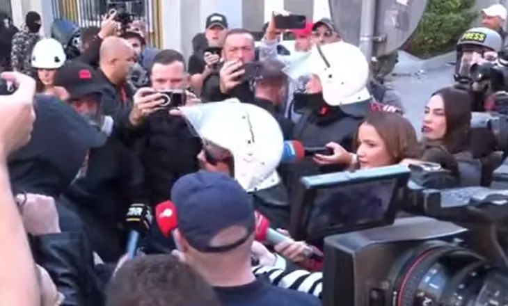Tërhiqet FNSH nga Ministria, komandati: Edhe unë kam djalin në protestë. Studentët po marshojnë të qetë