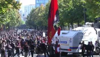Tërhiqet policia me autobot uji, u liron rrugën protestueve te rruga e Durrësit (VIDEO)
