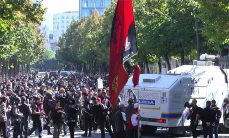 Tërhiqet policia me autobot uji, u liron rrugën protestueve te rruga e Durrësit (VIDEO)