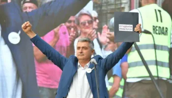 Tërmet politik në Beograd! Kush është kardiologu që rrëzoi pushtetin 14-vjeçar të Aleksandër Vuçiç