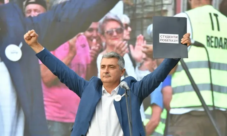 Tërmet politik në Beograd! Kush është kardiologu që rrëzoi pushtetin 14-vjeçar të Aleksandër Vuçiç