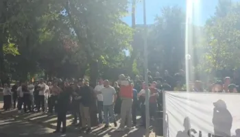 ‘Territorialja’/ Qytetarët protestë para Kryesisë së Kuvendit, kundërshtojnë shkrirjen e bashkive