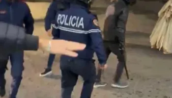 Terror e panik pranë Xhamisë / Policët me shkop gome dhe civilë me shkop druri godasin qytetarët