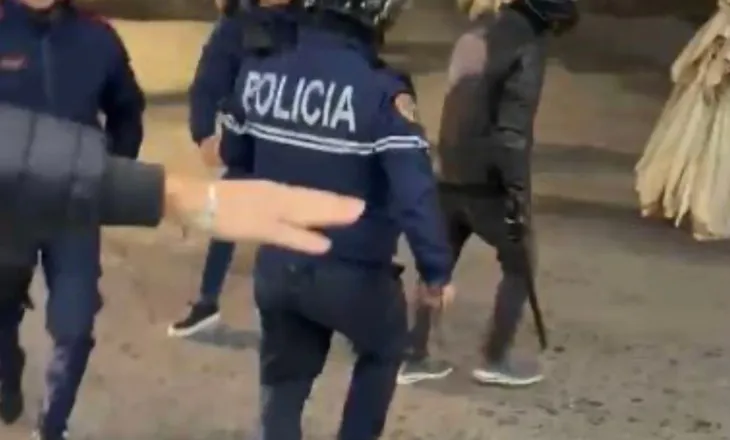 Terror e panik pranë Xhamisë / Policët me shkop gome dhe civilë me shkop druri godasin qytetarët