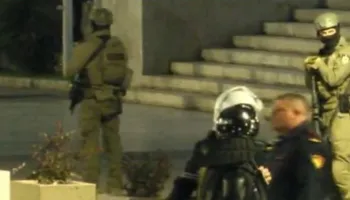 Terror me rinine/ RENEA zbarkon pranë Kryeministrisë