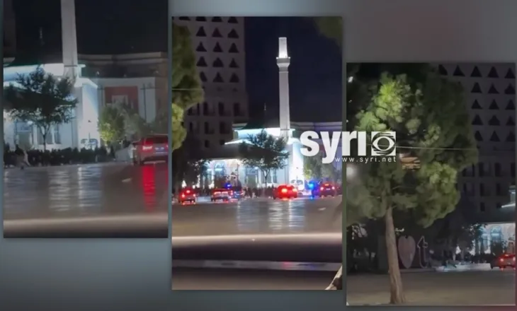 Terror/ Policia fut makinat ne mes të sheshit ‘Skënderbej’ tenton të shtypë me makinë turmën e protestuesve