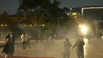 Terror/ Skena lufte! Policet me gaz lotsjellës sheshin “Skënderbej” kunder rinise