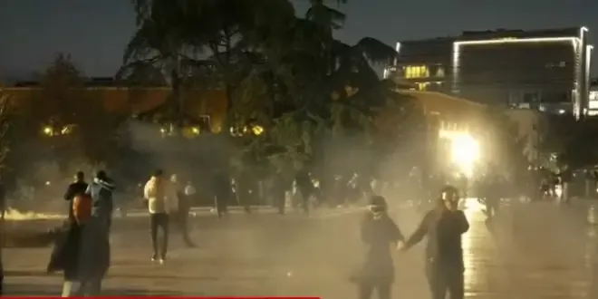 Terror/ Skena lufte! Policet me gaz lotsjellës sheshin “Skënderbej” kunder rinise